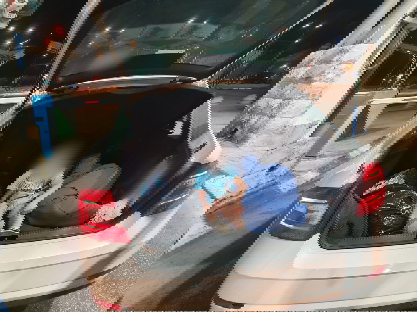 האם ובנה בן ה-3 התגלו בתא המטען ברכב