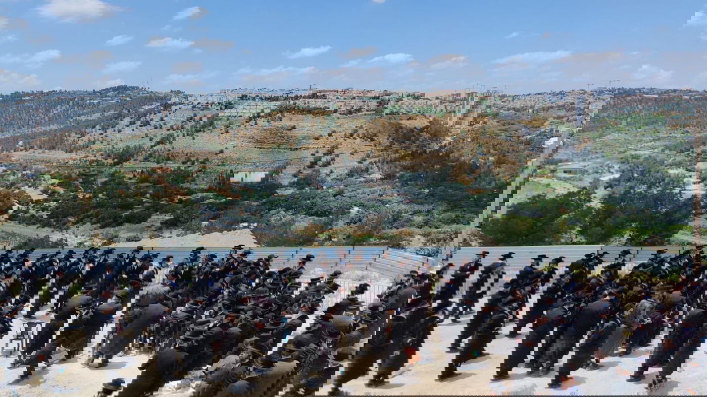 מאות מאנשי 'העדה' הפגינו: "מחללים קברים מבית שני"