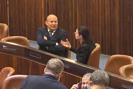 מרב מיכאלי ובנט משוחחים