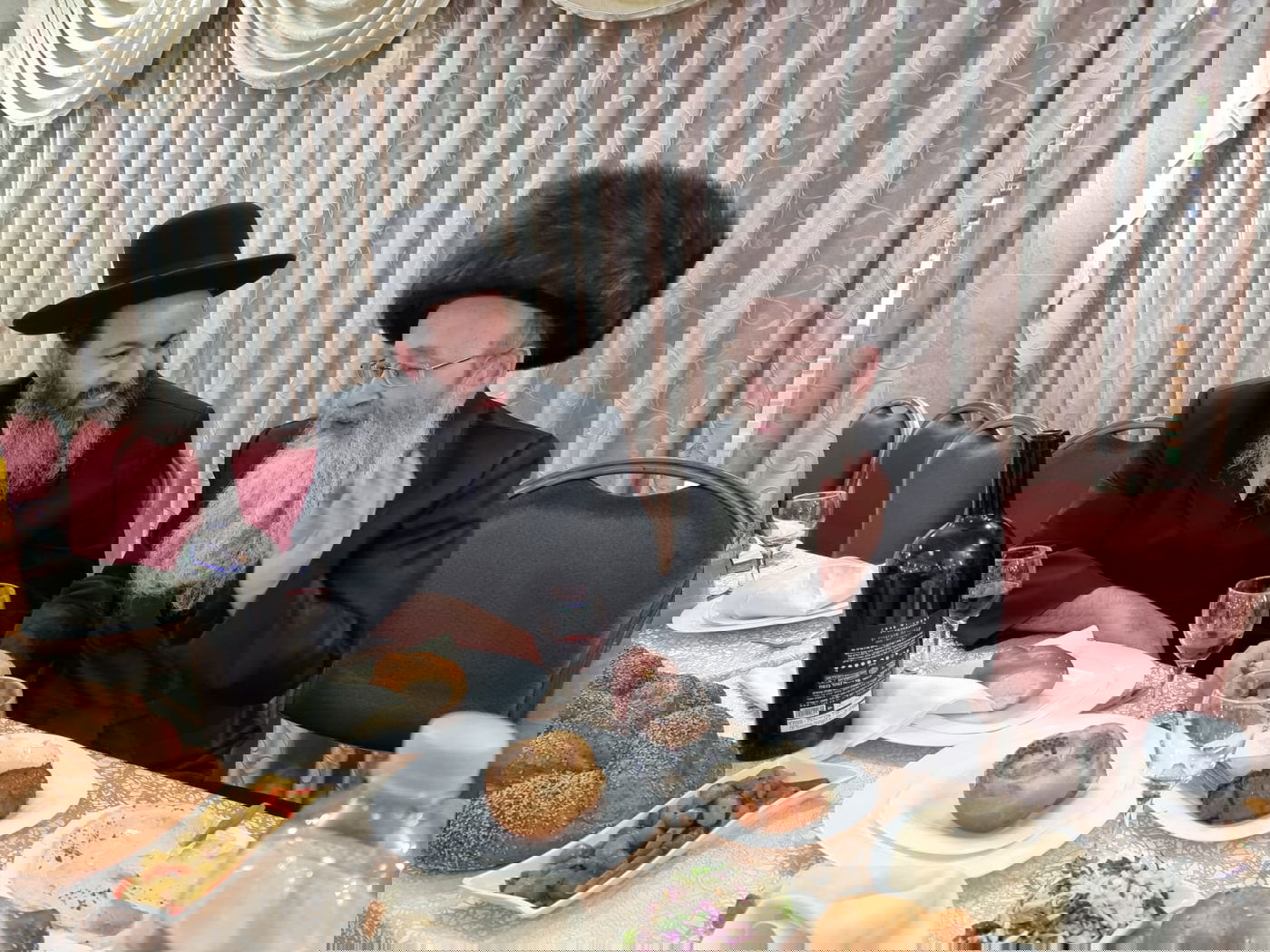 הסופר וסגן ראש העיר חיתן את בתו • תיעוד