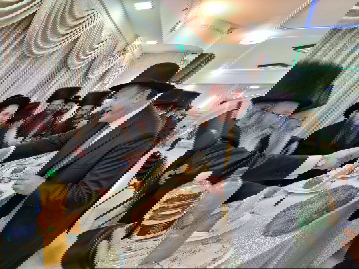 הסופר וסגן ראש העיר חיתן את בתו • תיעוד