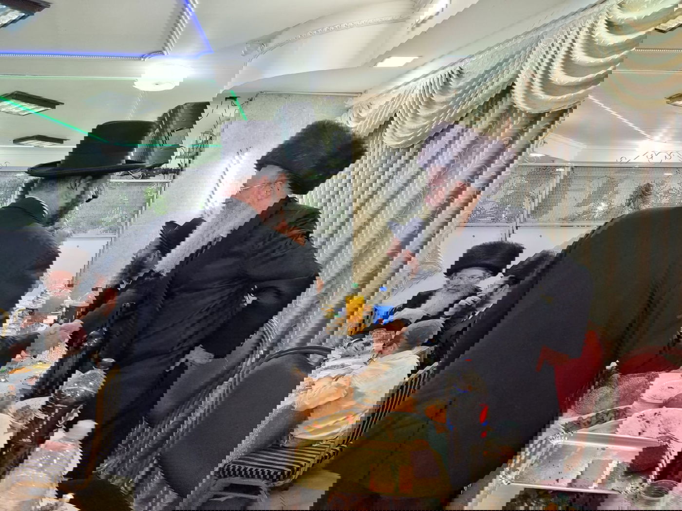 הסופר וסגן ראש העיר חיתן את בתו • תיעוד