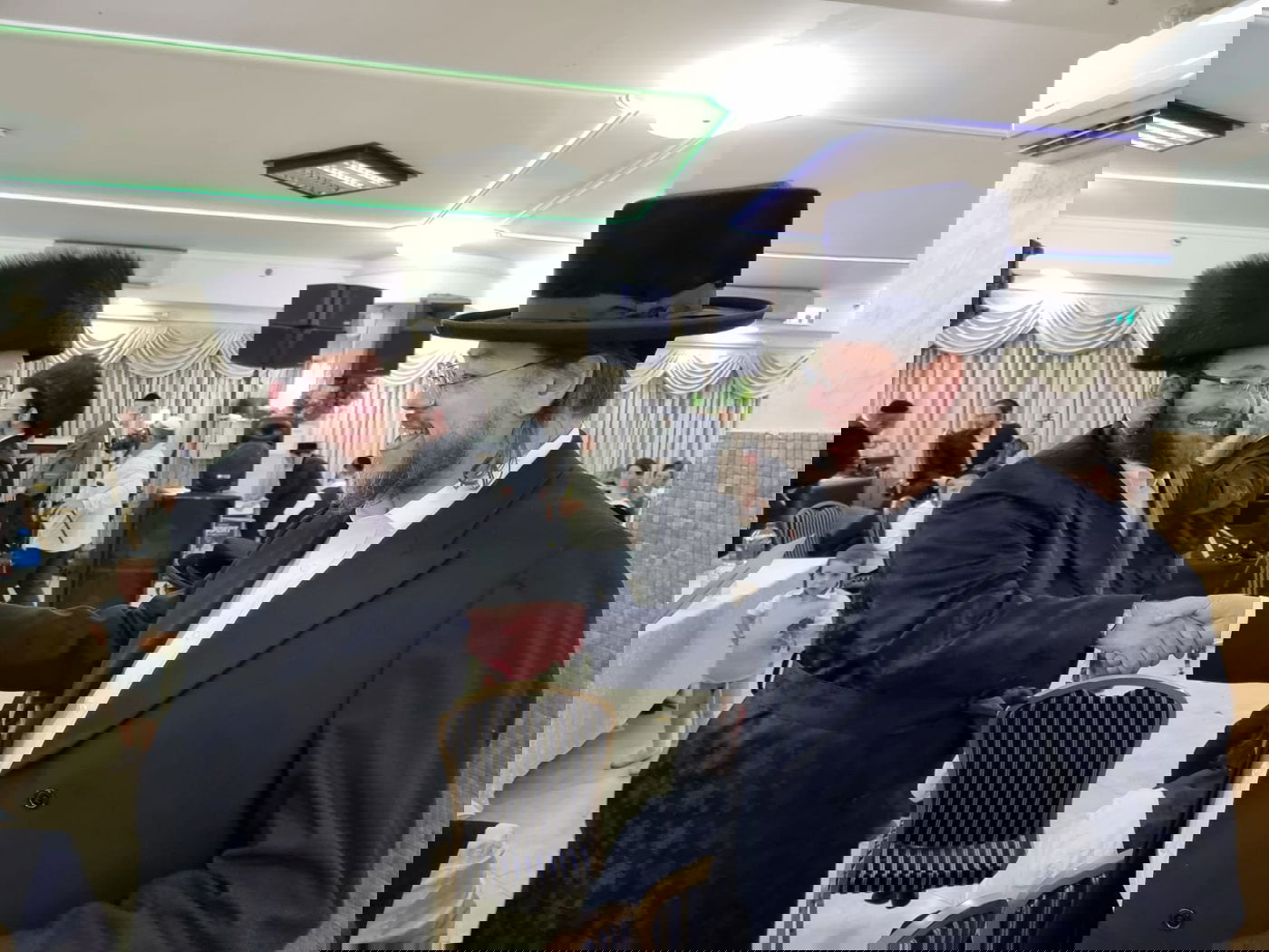 הסופר וסגן ראש העיר חיתן את בתו • תיעוד