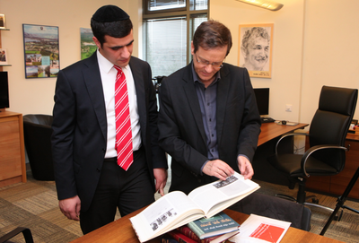 כשהנשיא הרצוג הציג את ההקדשה של מרן