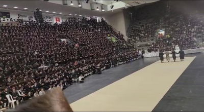 לעיני אלפי החסידים: הרבי מסערט ויז'ניץ בריקוד 'אשת חיל'