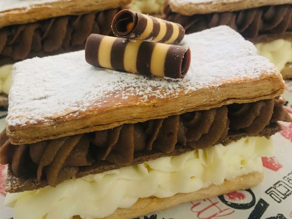 עוגת נפוליאון במילוי גנאש שוקולד ושכבת קראנצ' מדהימה