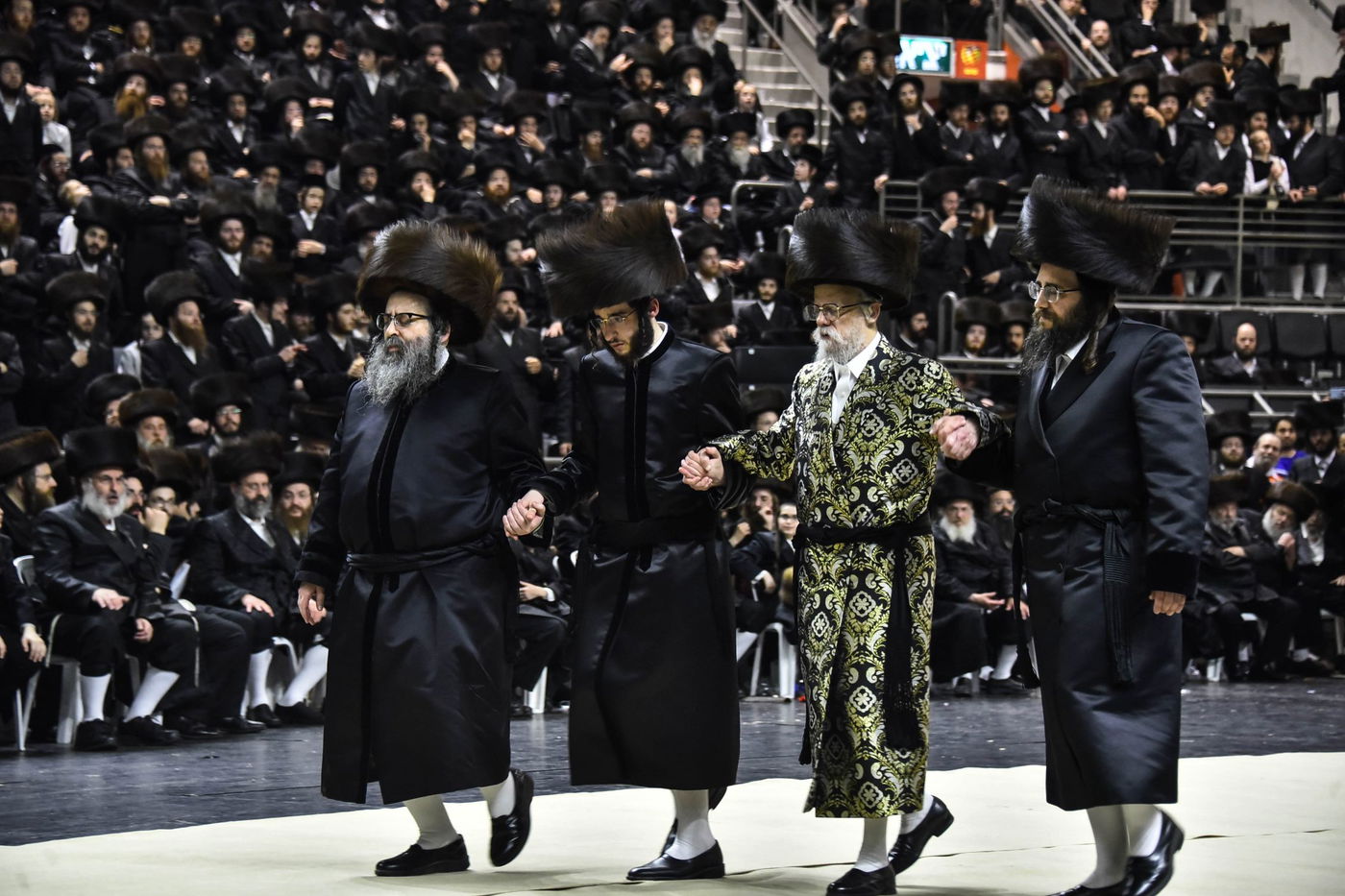 הרבי מסערט ויז'ניץ בריקוד עם החתן והמחותנים - אילוסטרציה