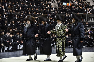 הרבי מסערט ויז'ניץ בריקוד עם החתן והמחותנים - אילוסטרציה