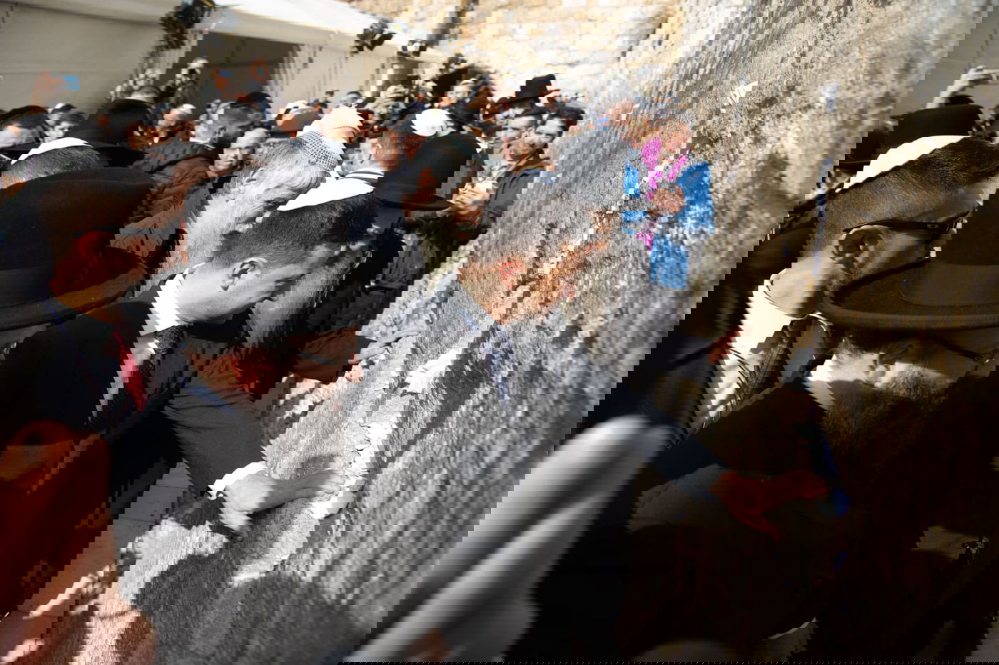 הנשיא זלנסקי בתפילה בכותל המערבי, לצד הרב שלום ארוש