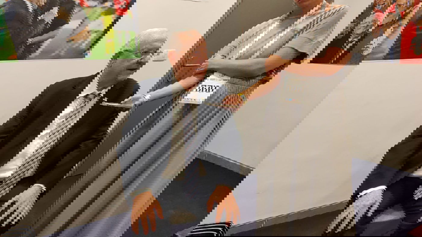 נשיא המדינה ראובן ריבלין מקבל את השיחה מיו"ר יש עתיד יאיר לפיד, באיצטדיון בלומפילד