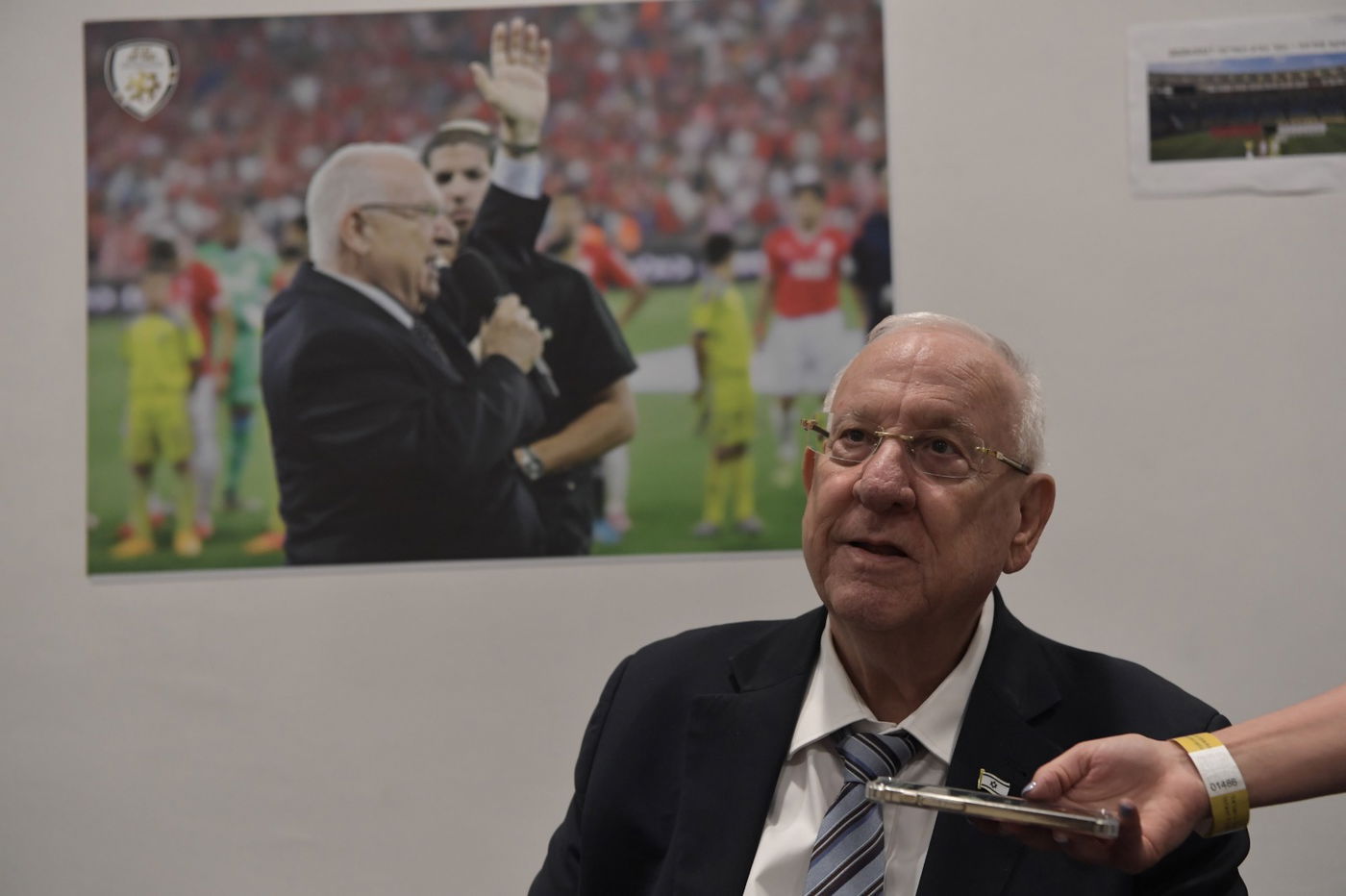 נשיא המדינה ראובן ריבלין מקבל את השיחה מיו"ר יש עתיד יאיר לפיד, באיצטדיון בלומפילד