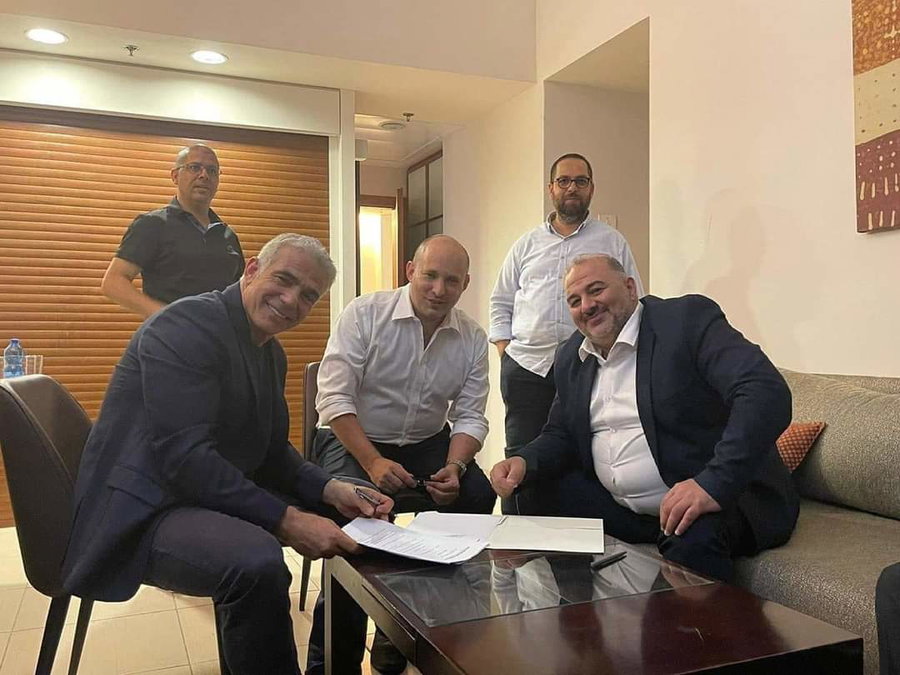 עבאס והשותפים בנט ולפיד, בחתימה