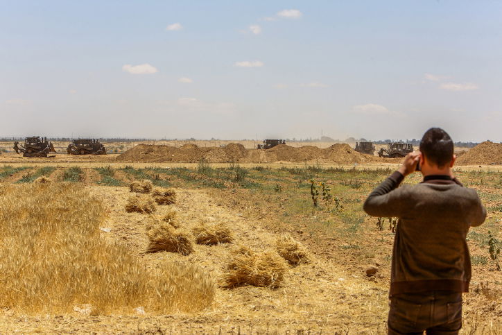 דחפורים של צה"ל ליד חאן יונס