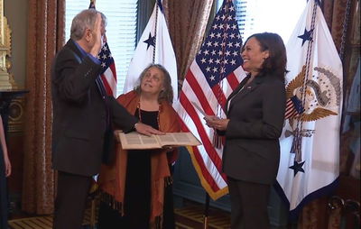 אריק לנדר וסגנית הנשיא קמלה האריס בהשבעה