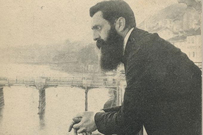 התמונה המקורית בה נראה חוזה מדינת היהודים בנימין זאב הרצל במרפסת של מלון שלושת המלכים