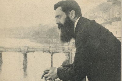 התמונה המקורית בה נראה חוזה מדינת היהודים בנימין זאב הרצל במרפסת של מלון שלושת המלכים