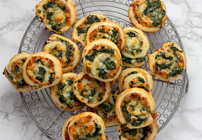 שבלולי פיצה במילוי תרד, ארטישוק וגבינות