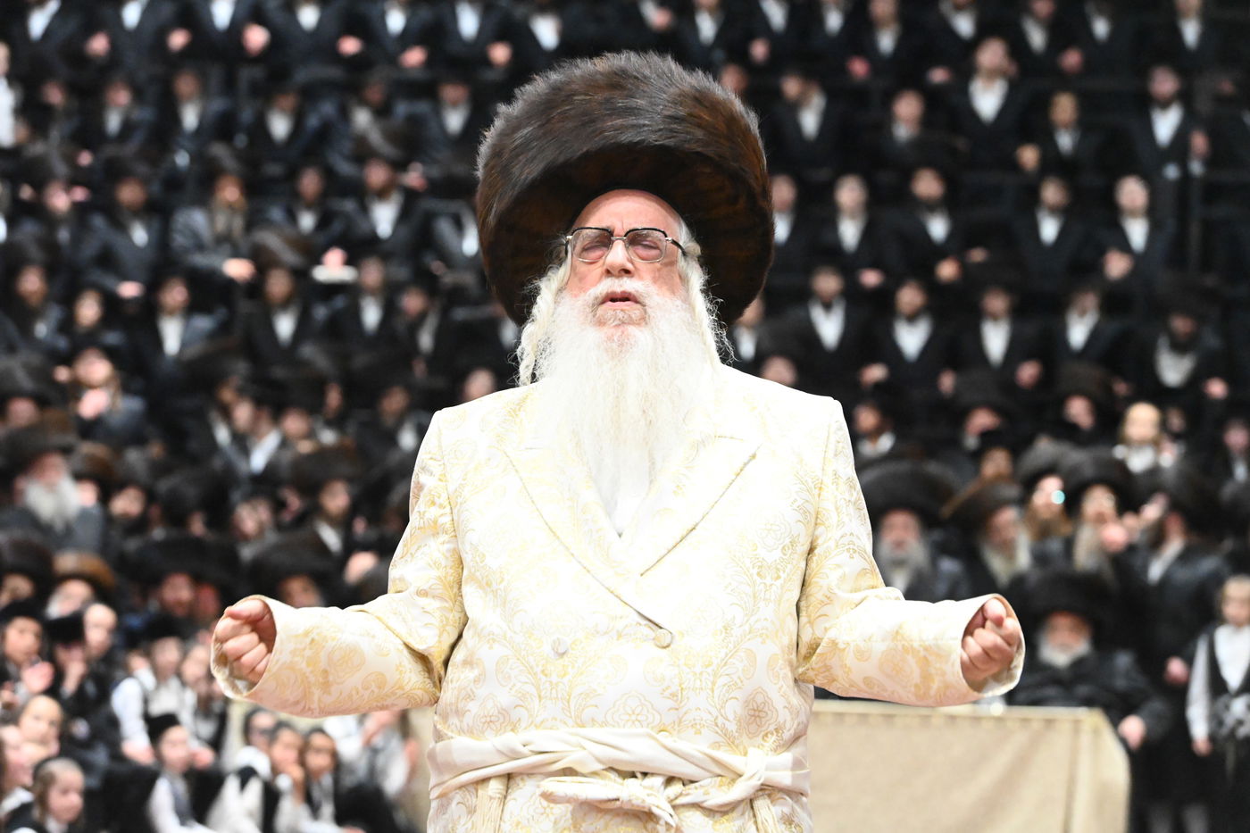 תיעוד: אלפים בחתונת נכדתו של האדמו"ר