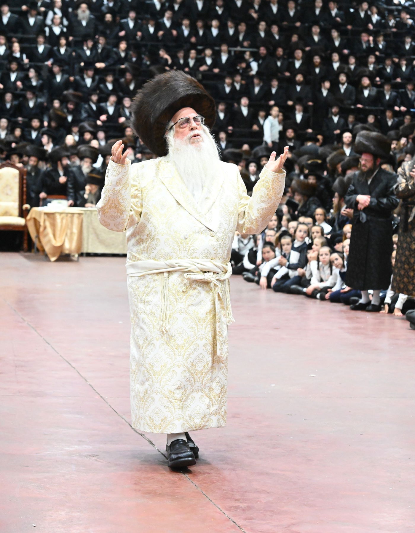 תיעוד: אלפים בחתונת נכדתו של האדמו"ר