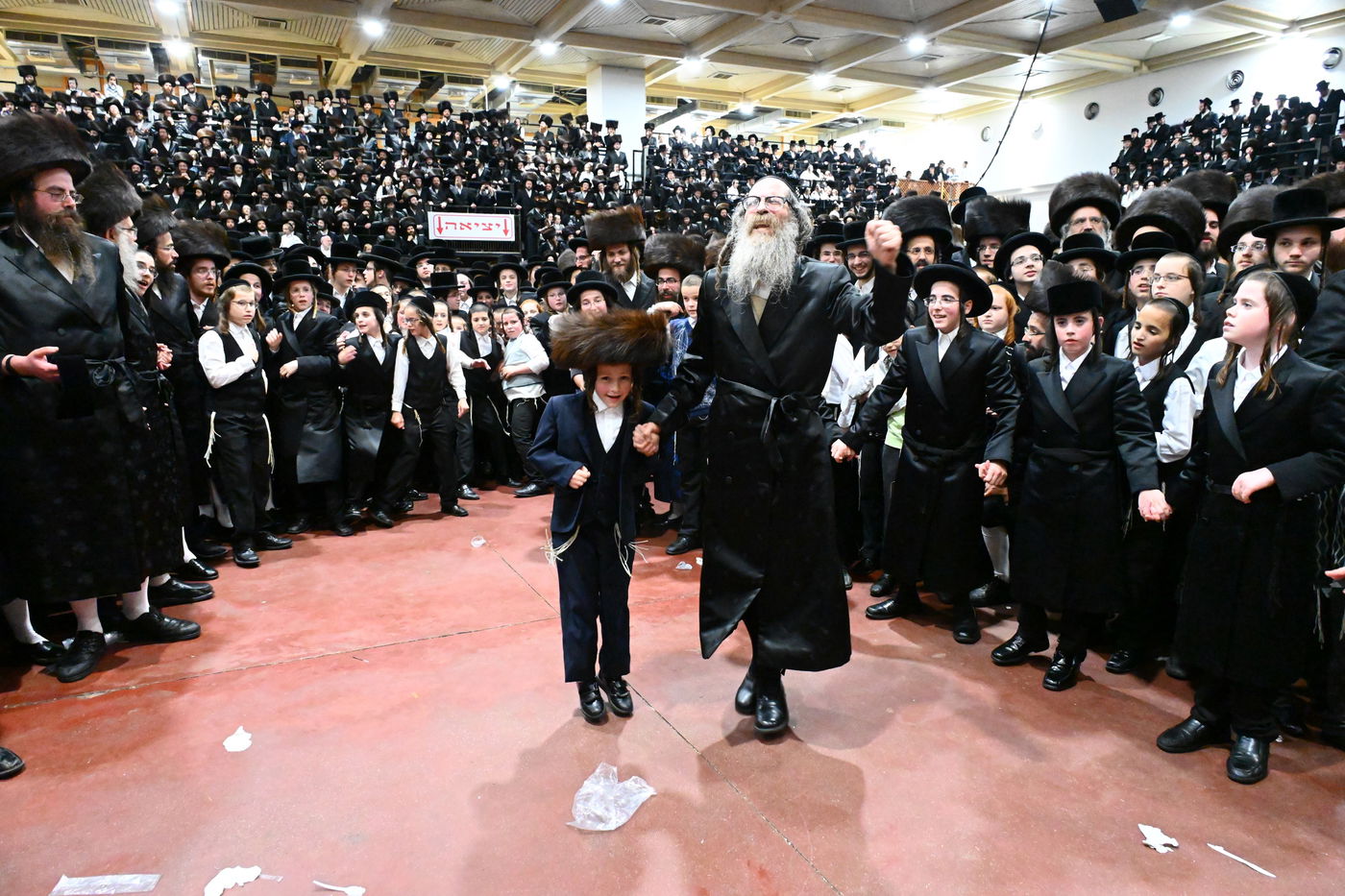 תיעוד: אלפים בחתונת נכדתו של האדמו"ר