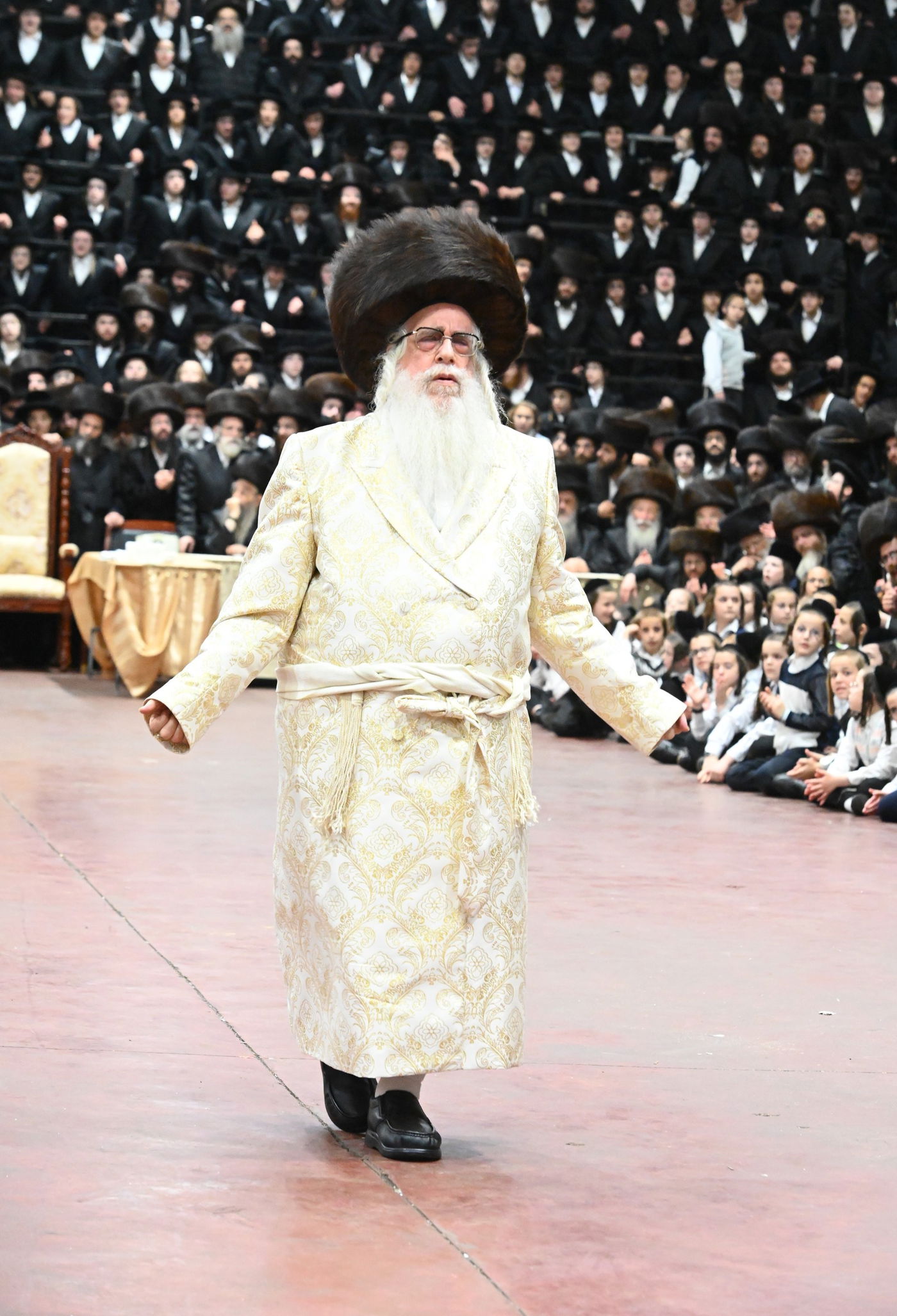 תיעוד: אלפים בחתונת נכדתו של האדמו"ר