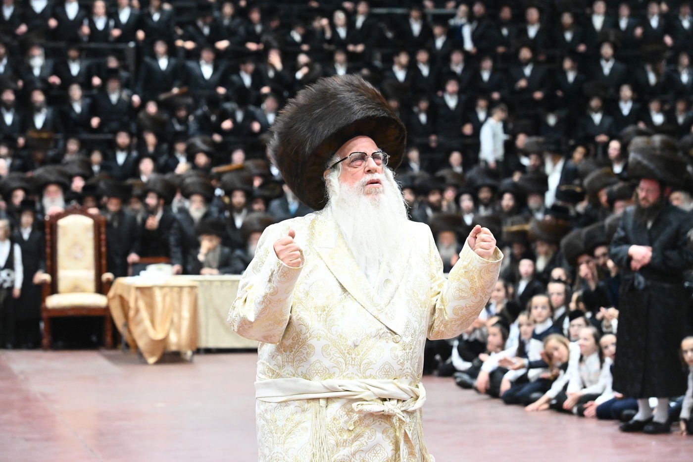 תיעוד: אלפים בחתונת נכדתו של האדמו"ר