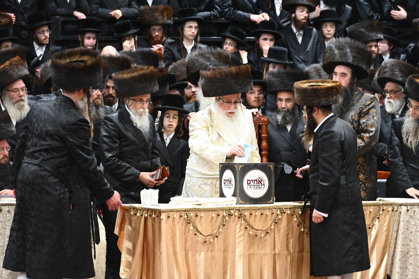 תיעוד: אלפים בחתונת נכדתו של האדמו"ר