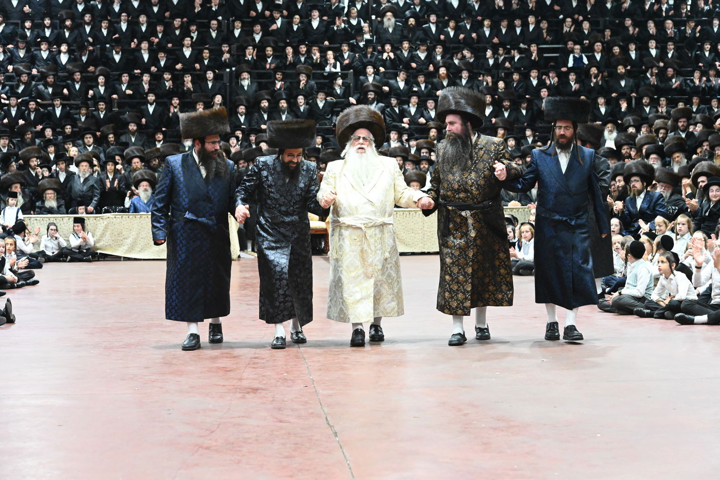 תיעוד: אלפים בחתונת נכדתו של האדמו"ר