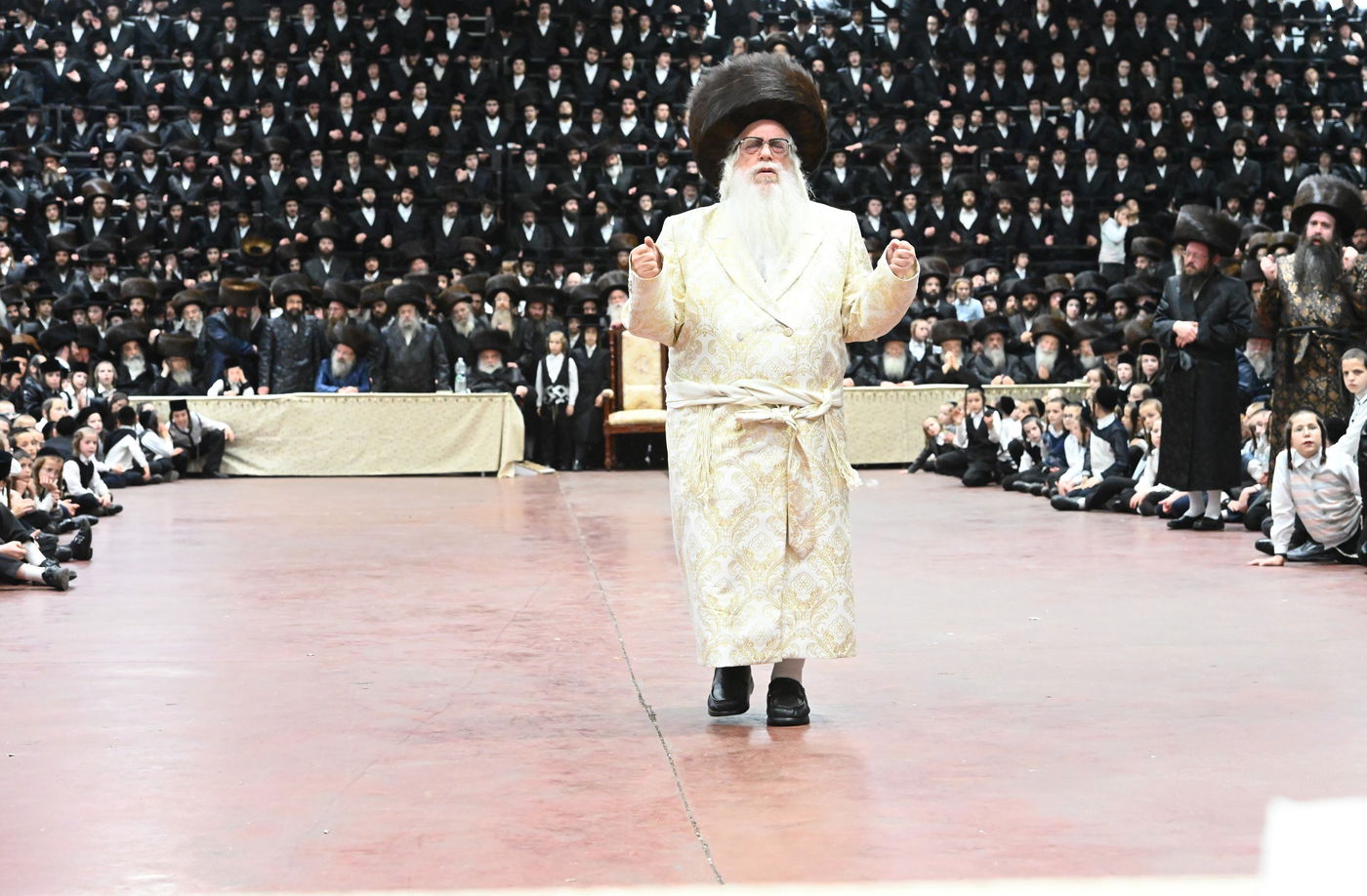 תיעוד: אלפים בחתונת נכדתו של האדמו"ר