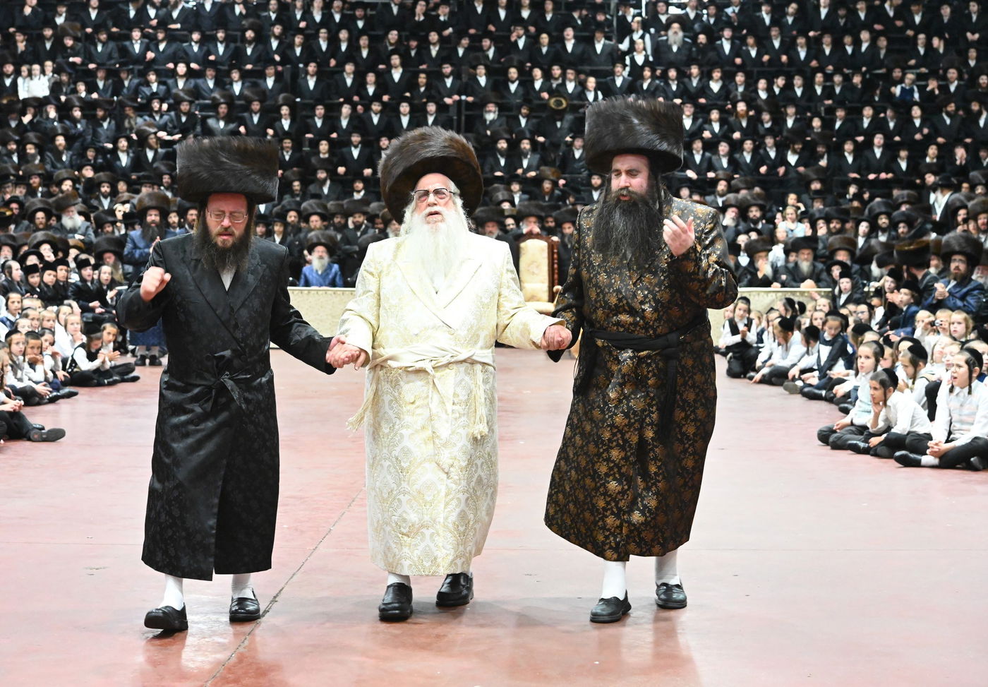 תיעוד: אלפים בחתונת נכדתו של האדמו"ר