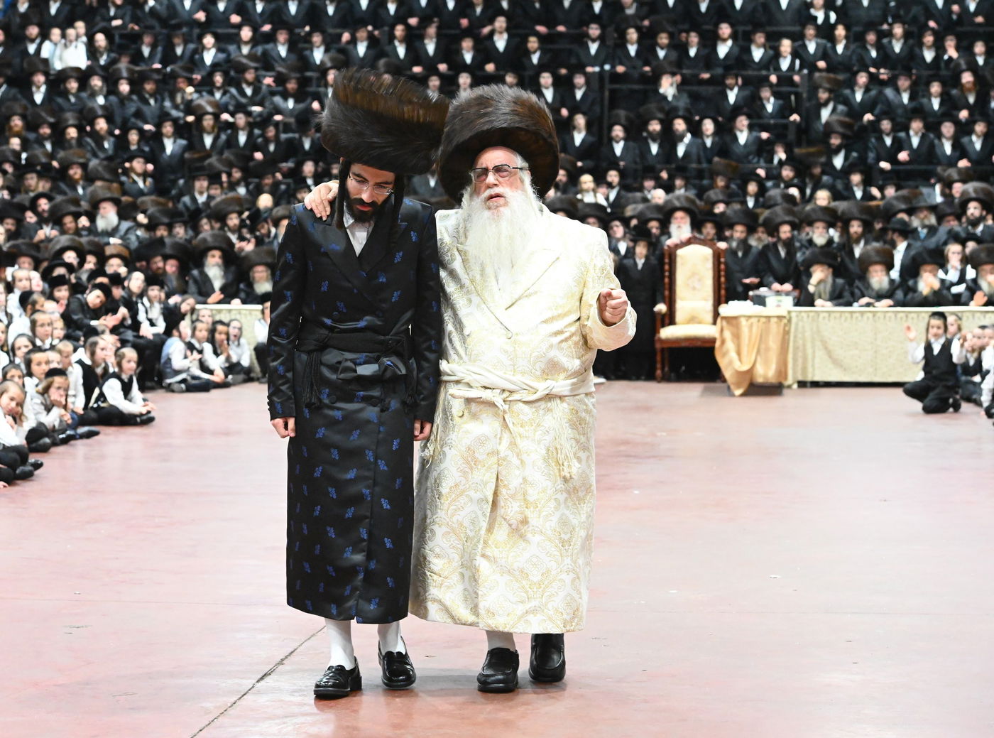 תיעוד: אלפים בחתונת נכדתו של האדמו"ר