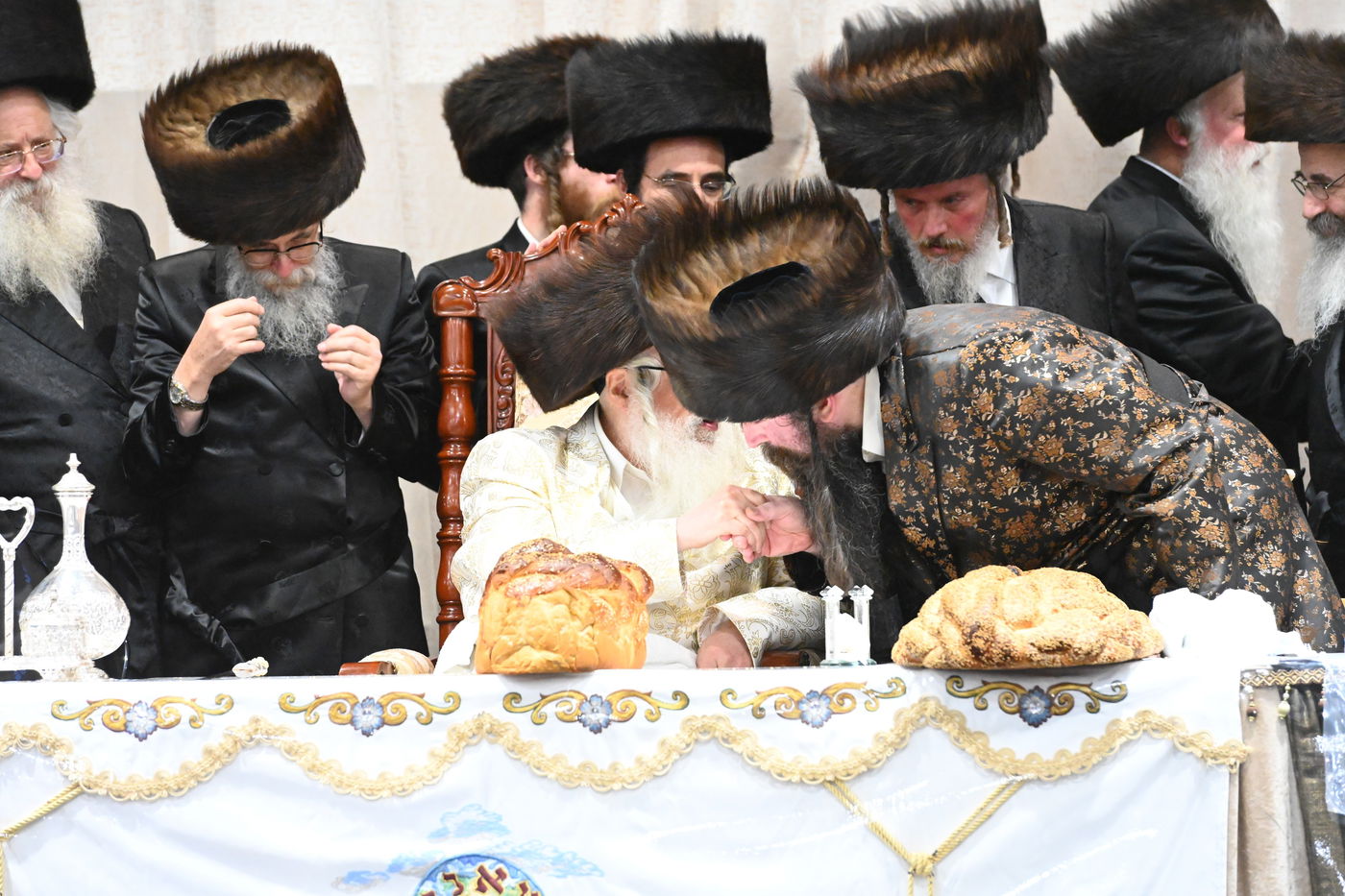 תיעוד: אלפים בחתונת נכדתו של האדמו"ר