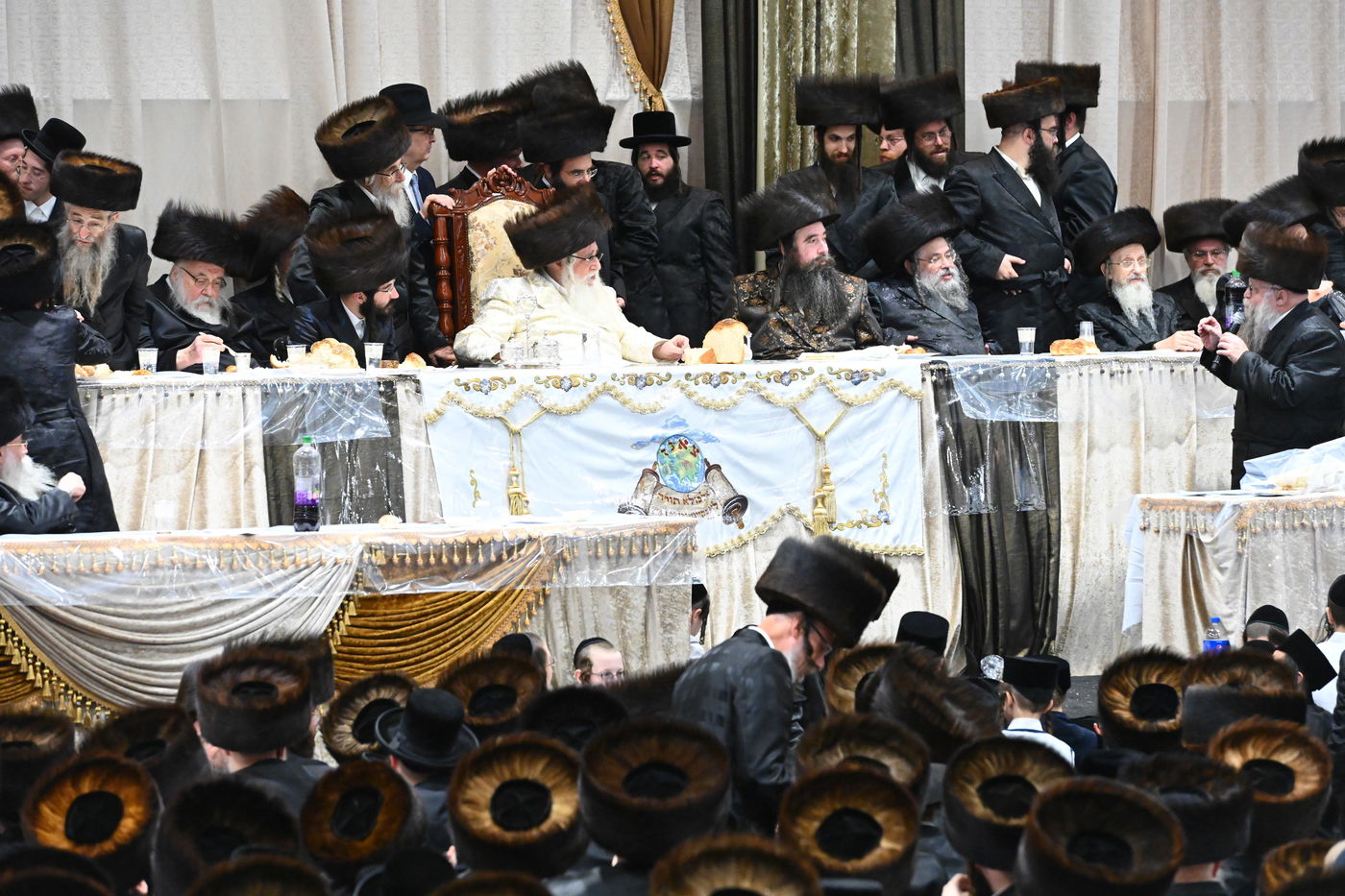 תיעוד: אלפים בחתונת נכדתו של האדמו"ר