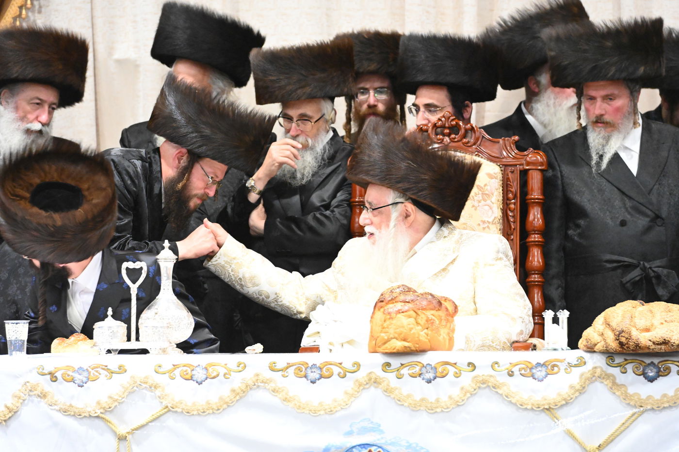 תיעוד: אלפים בחתונת נכדתו של האדמו"ר