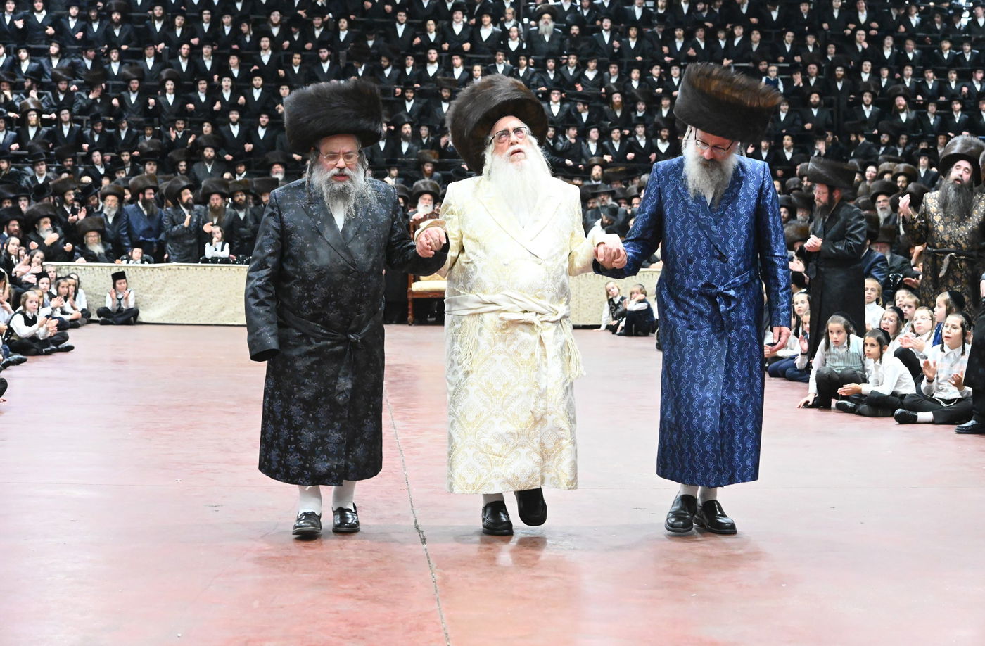 תיעוד: אלפים בחתונת נכדתו של האדמו"ר