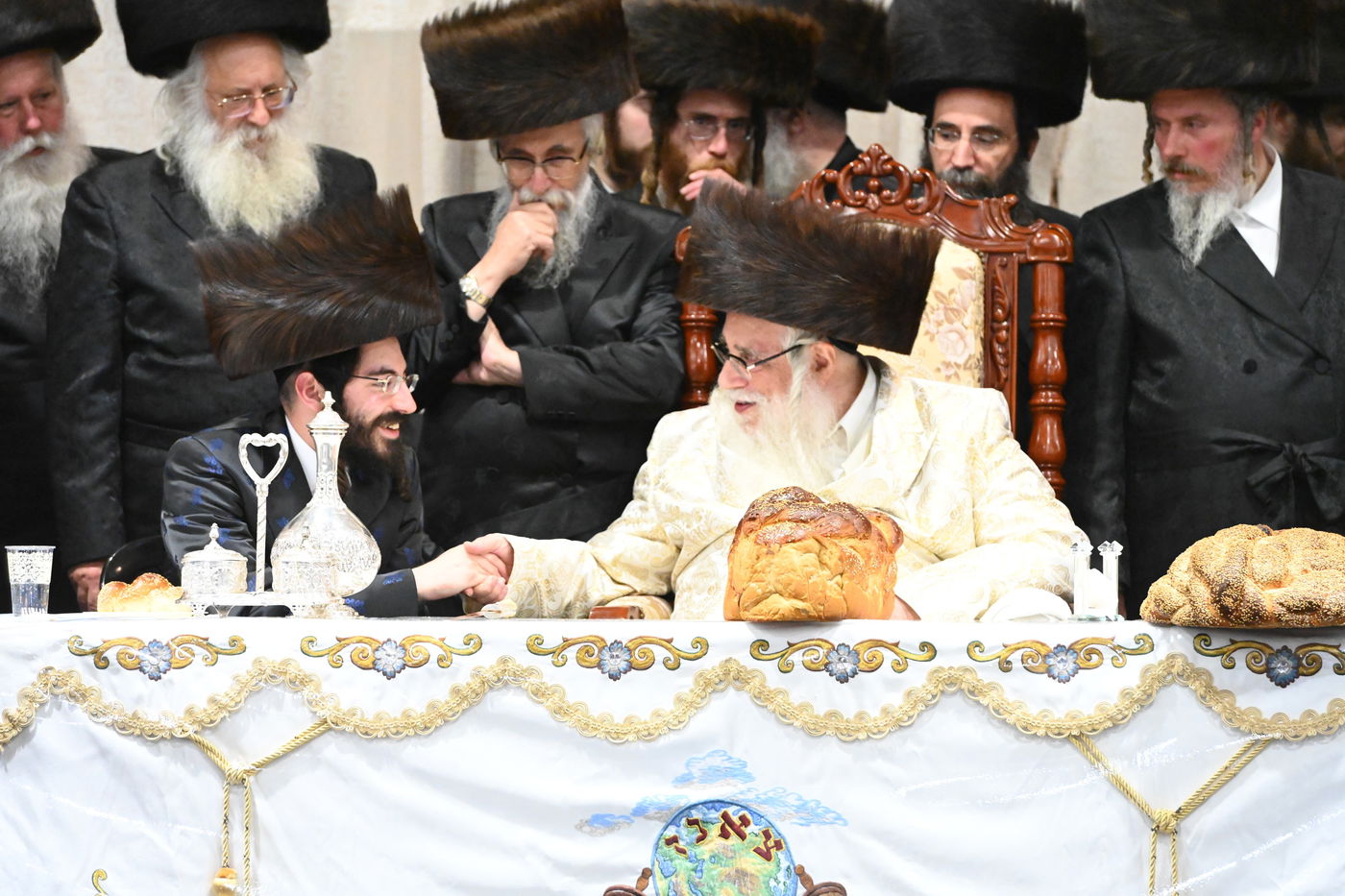 תיעוד: אלפים בחתונת נכדתו של האדמו"ר