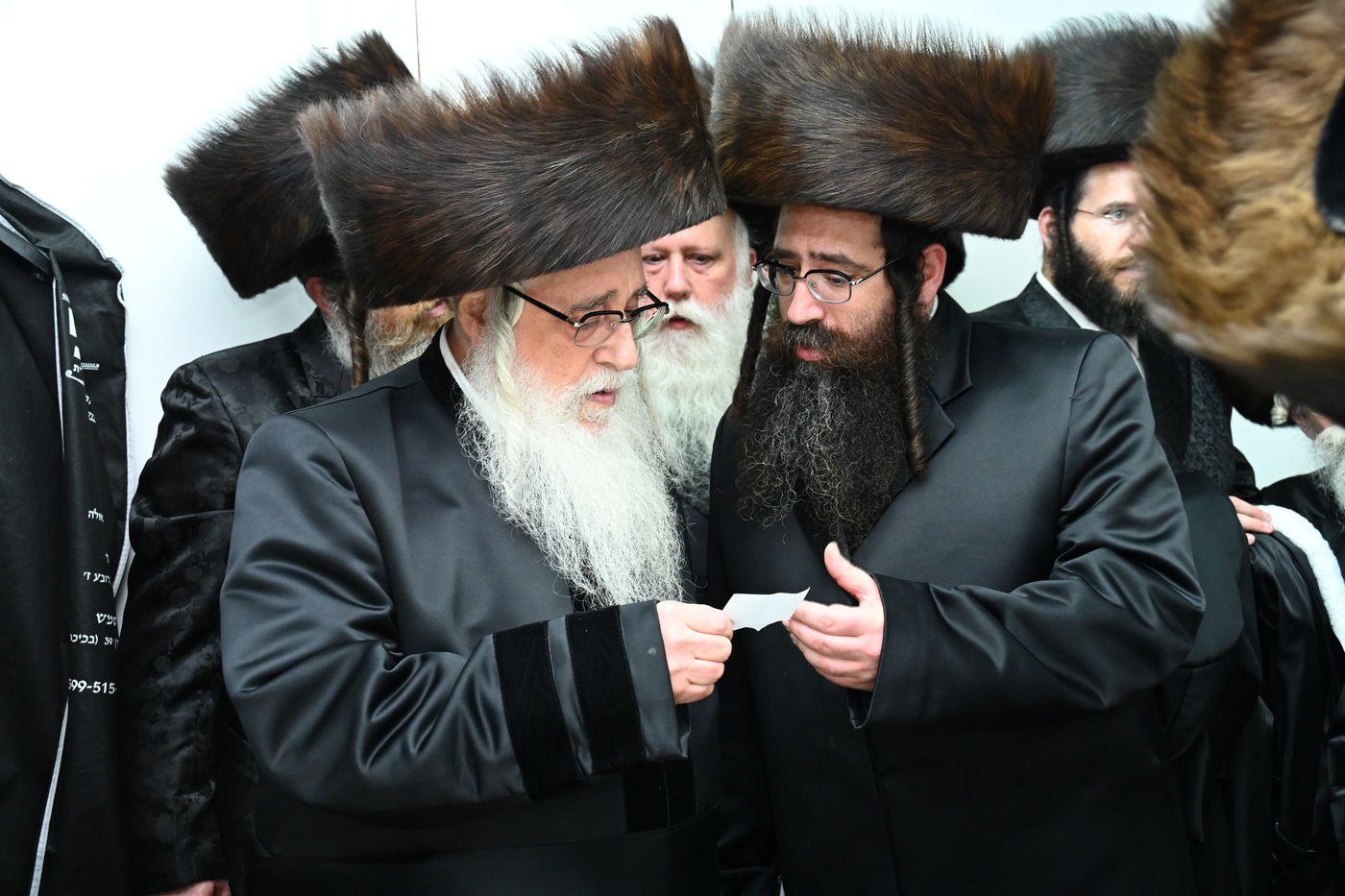 תיעוד: אלפים בחתונת נכדתו של האדמו"ר