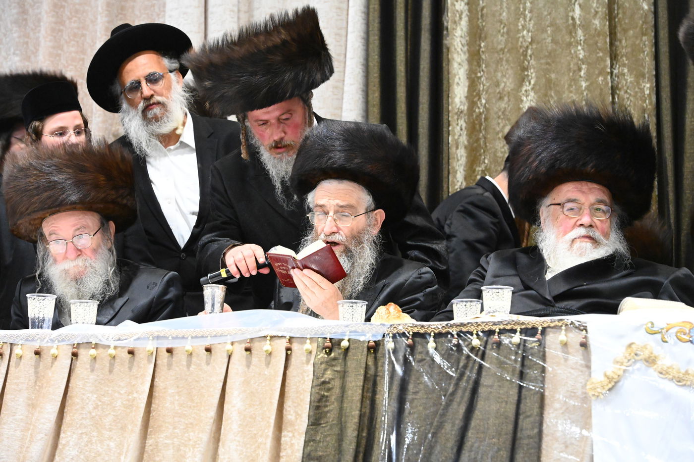 תיעוד: אלפים בחתונת נכדתו של האדמו"ר