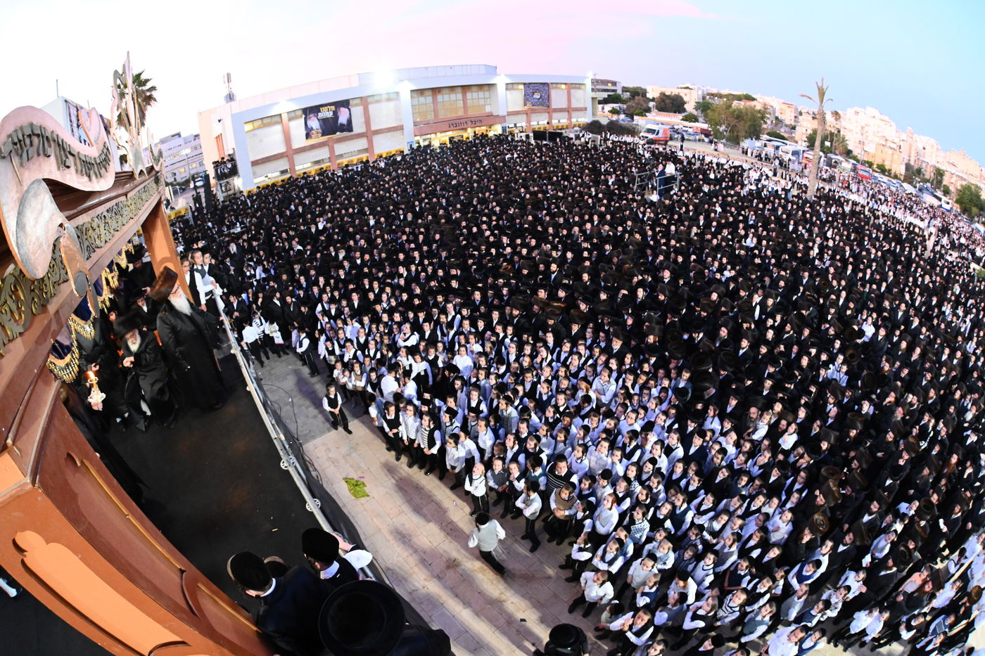 תיעוד: אלפים בחתונת נכדתו של האדמו"ר