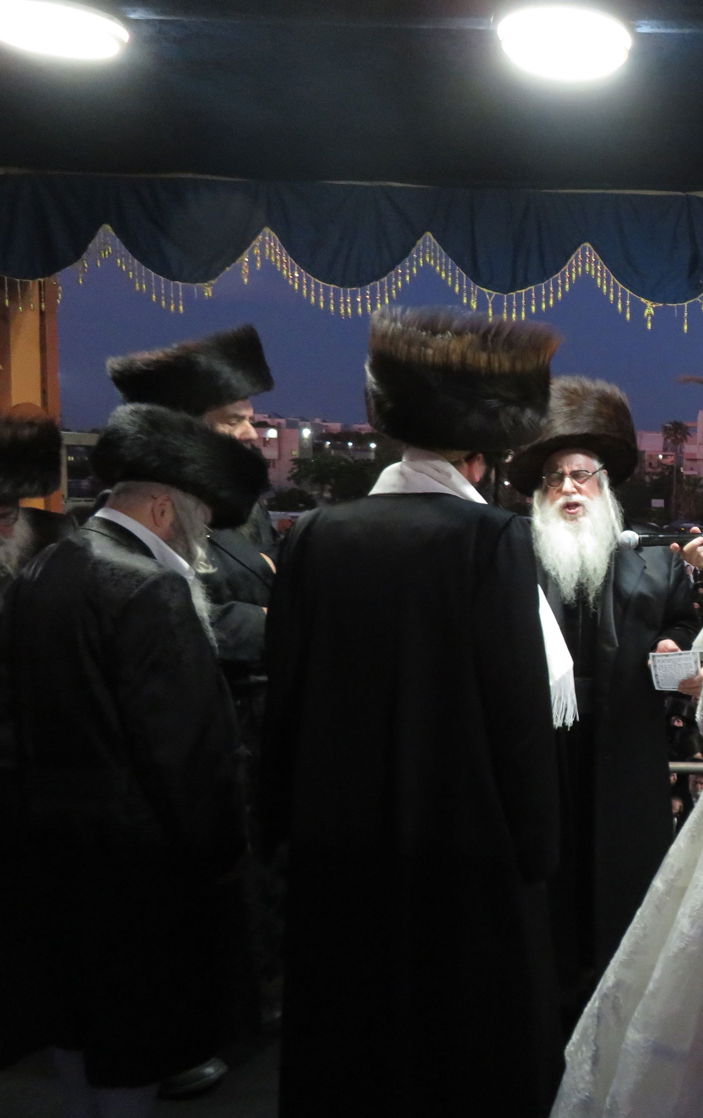 תיעוד: אלפים בחתונת נכדתו של האדמו"ר