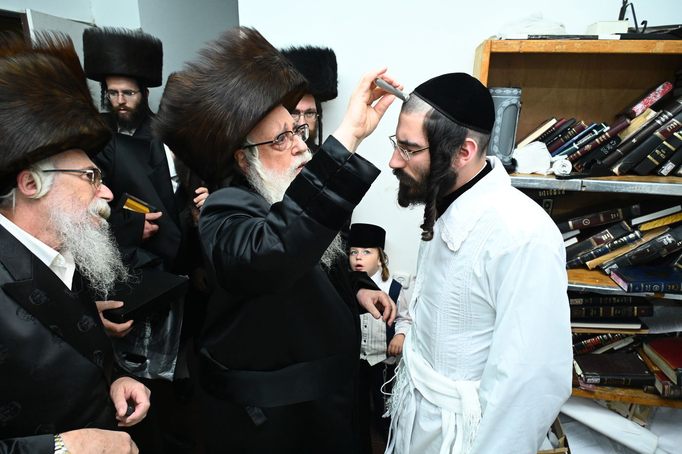 תיעוד: אלפים בחתונת נכדתו של האדמו"ר