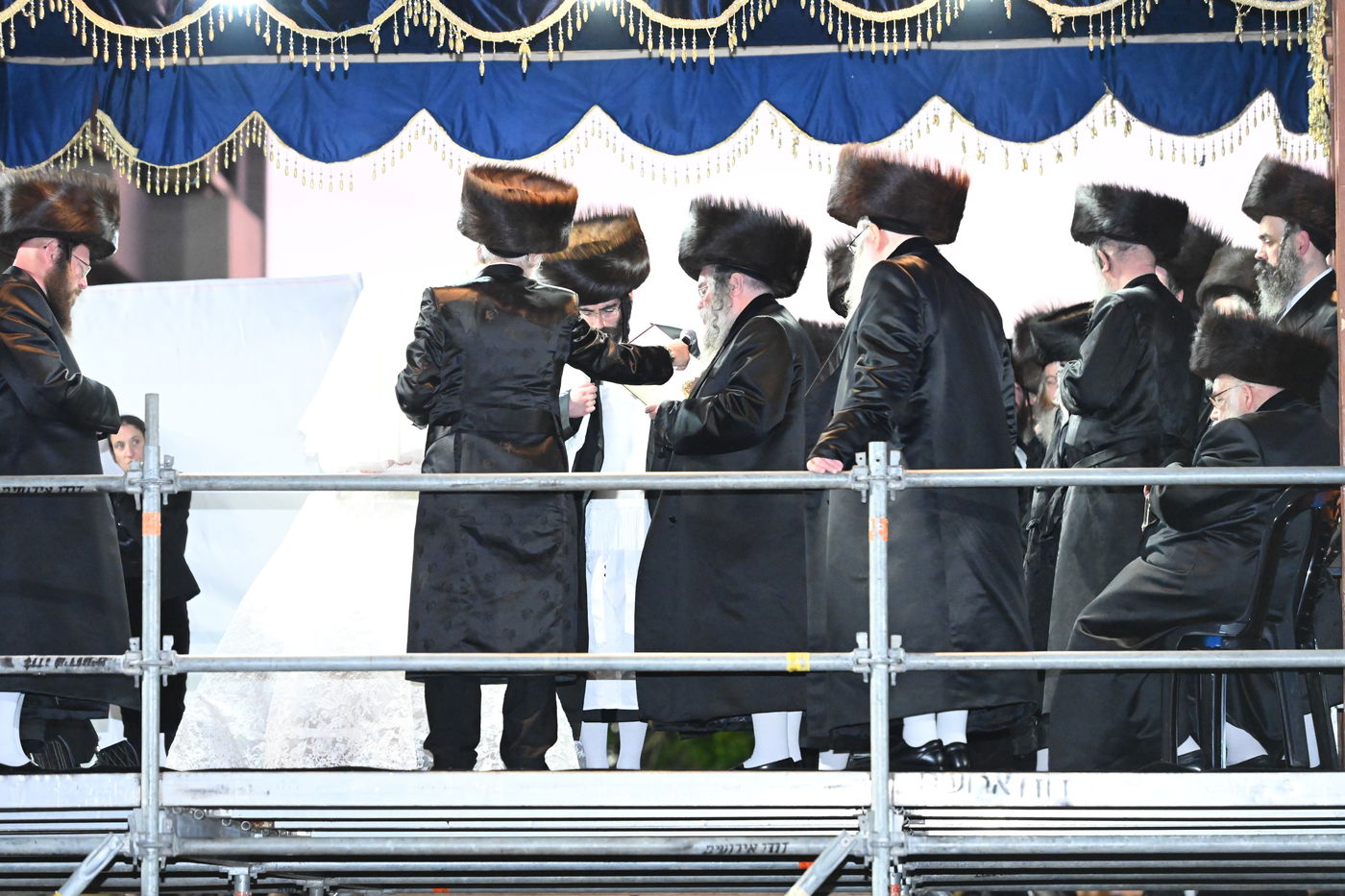 תיעוד: אלפים בחתונת נכדתו של האדמו"ר