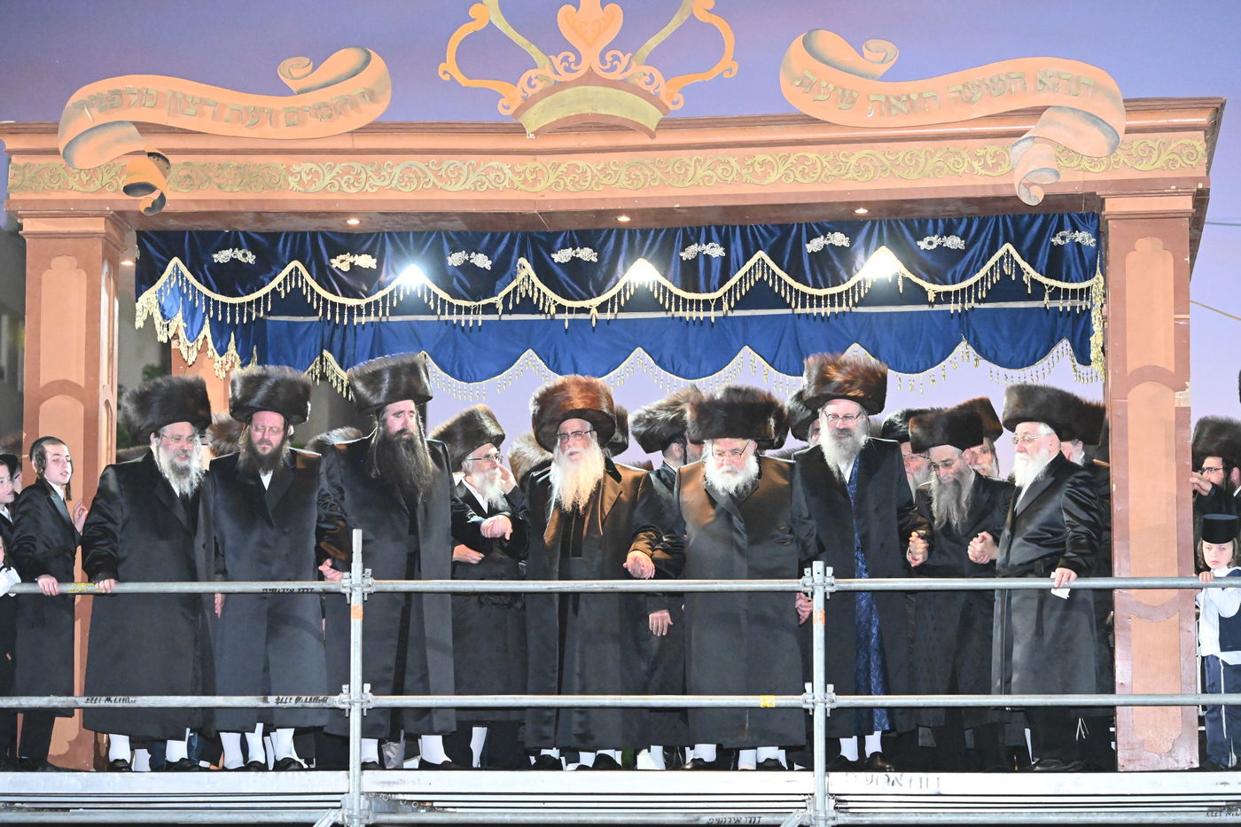 תיעוד: אלפים בחתונת נכדתו של האדמו"ר