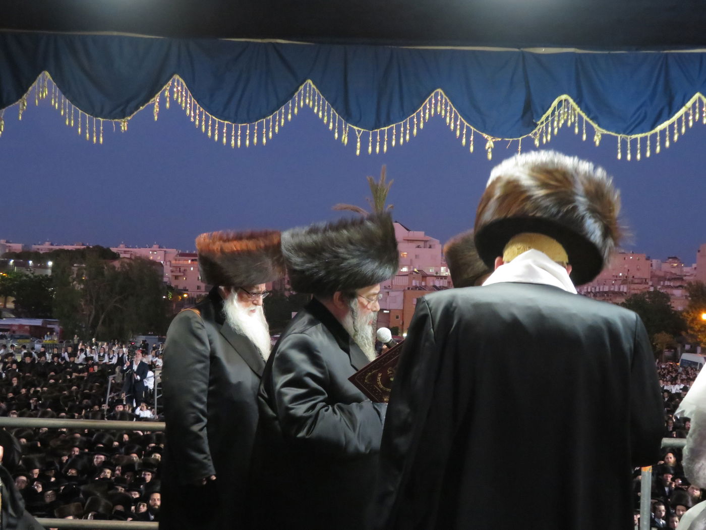 תיעוד: אלפים בחתונת נכדתו של האדמו"ר