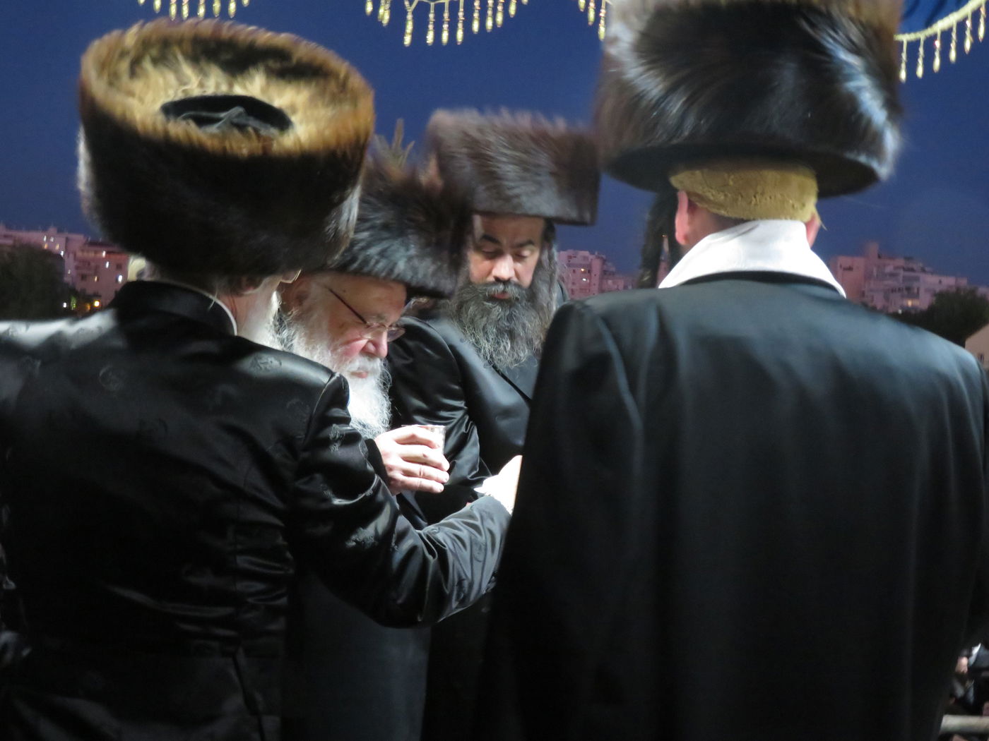 תיעוד: אלפים בחתונת נכדתו של האדמו"ר