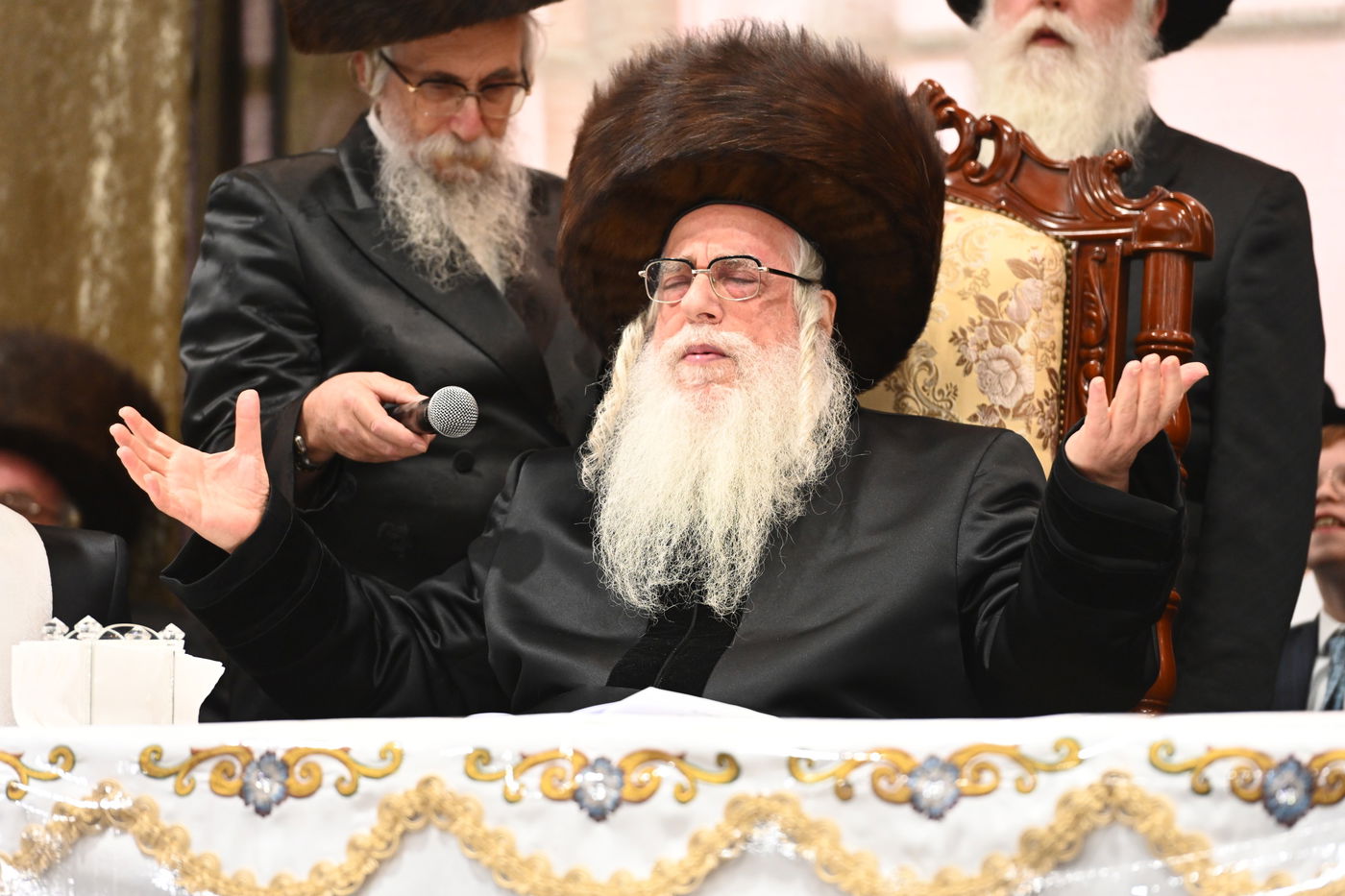 תיעוד: אלפים בחתונת נכדתו של האדמו"ר