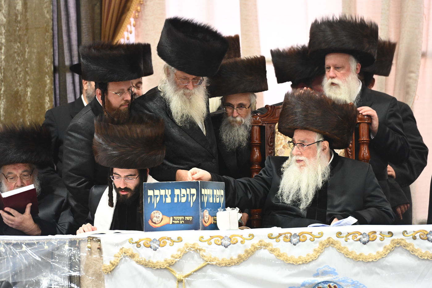 תיעוד: אלפים בחתונת נכדתו של האדמו"ר