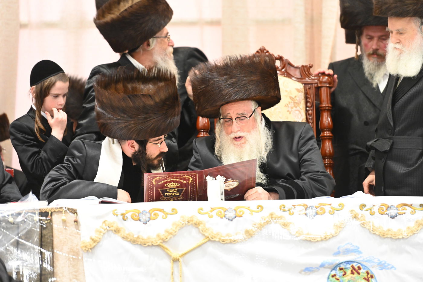 תיעוד: אלפים בחתונת נכדתו של האדמו"ר