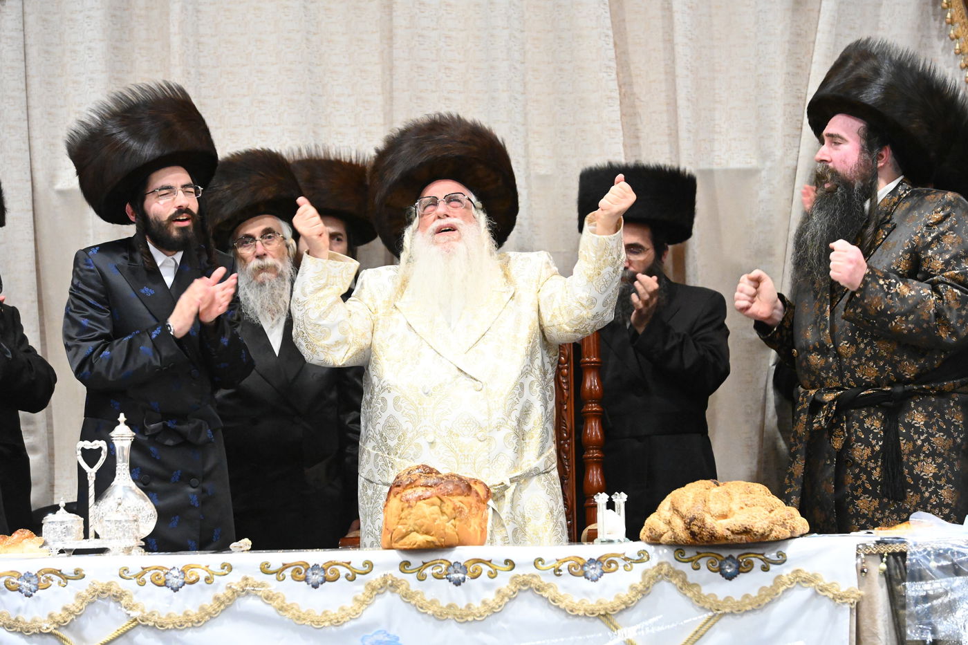 תיעוד: אלפים בחתונת נכדתו של האדמו"ר