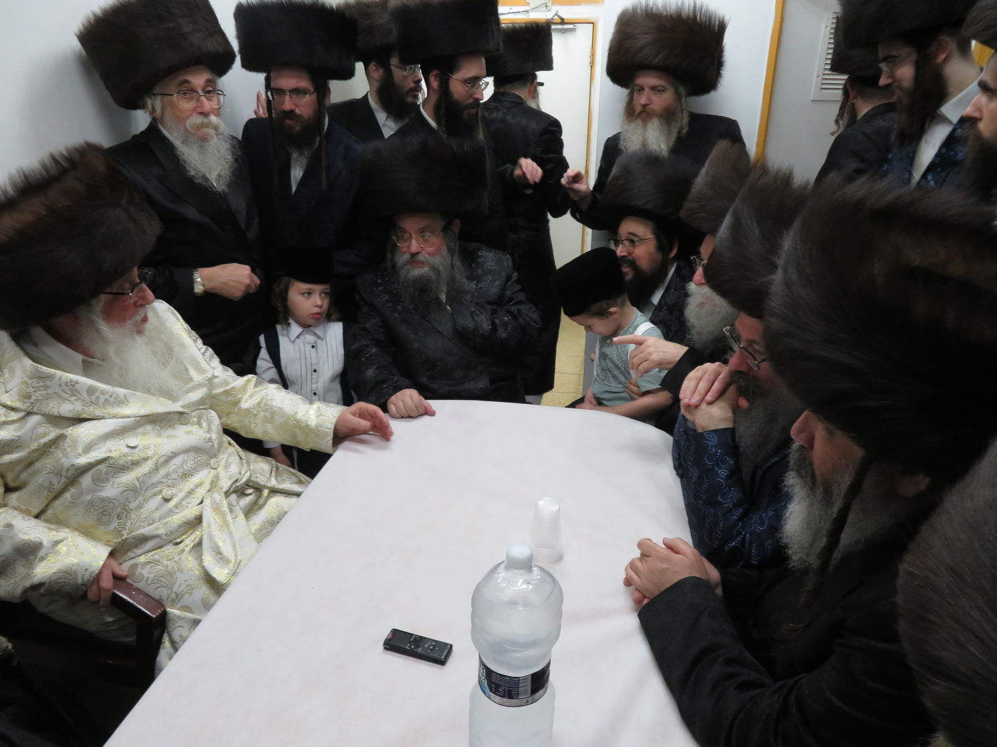 תיעוד: אלפים בחתונת נכדתו של האדמו"ר